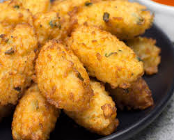 Bolinho de abobrinha fácil e sequinho: receita prática para petiscar ou servir no almoço