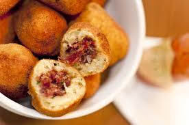 Bolinho de mandioca recheado: petisco fácil que conquista toda a família em minutos