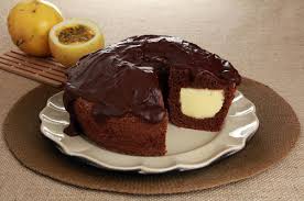 Bolo surpresa com recheio escondido: descubra essa receita criativa e deliciosa