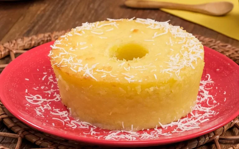 Bolo de mandioca com coco: a receita fofinha e cremosa de dar água na boca